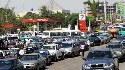 NUPENG Begins 3 Days Nationwide Warning Strike. File: Fuel queue