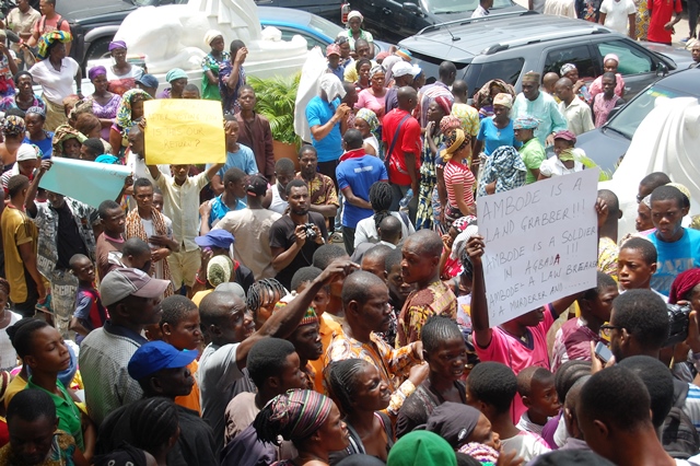 Residents of Otodo Gbame protest in front of the court premises