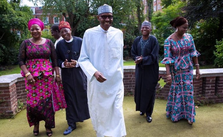PHOTOS: Laughter, clapping as Buhari hosts media team in London