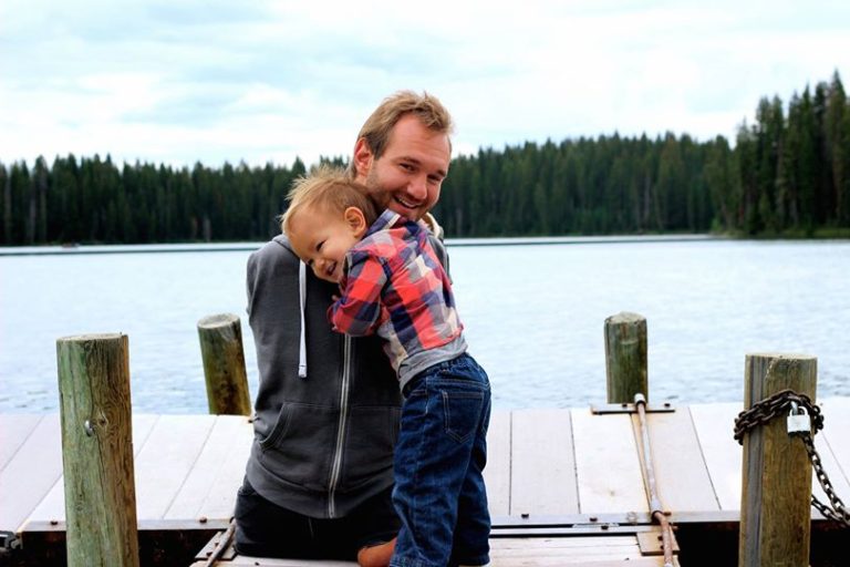 Nick Vujicic, limbless motivational speaker, fathers identical twins