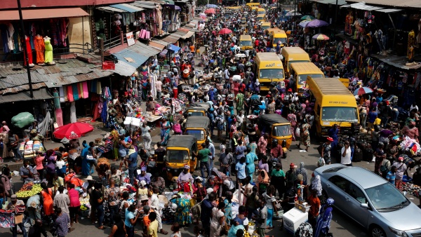 File photo: Lagosians ahead of Christmas December 23, 2016. CREDIT: Akintunde Akinleye/Reuters