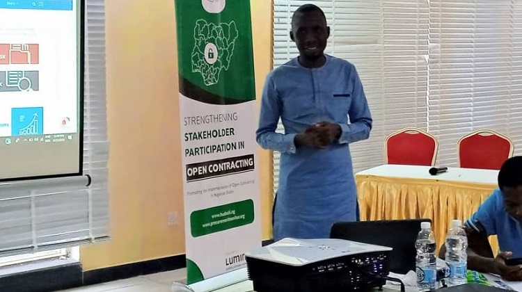 Yekeen Akinwale, an investigative journalist with The ICIR, addresses participants at the Open contracting workshop in Ekiti State.