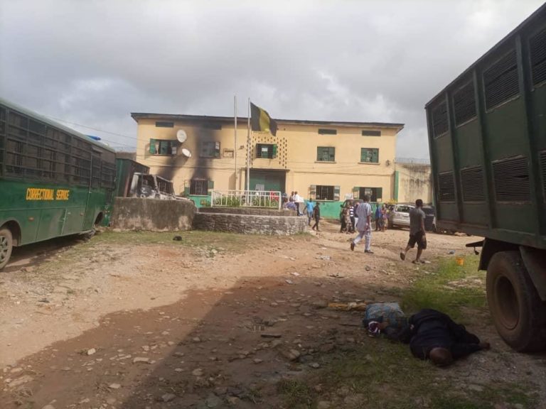 Gunmen burn down Imo Police headquarters, attack prison, free over 1500 inmates