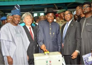 President Goodluck Jonathan (middle), the then Minister of Industry,Trade and Iinvestment Olusegun Aganga (right) and the then Ogun State Governor Ibikunle Amosun, during Wempco's commissioning in April, 2013