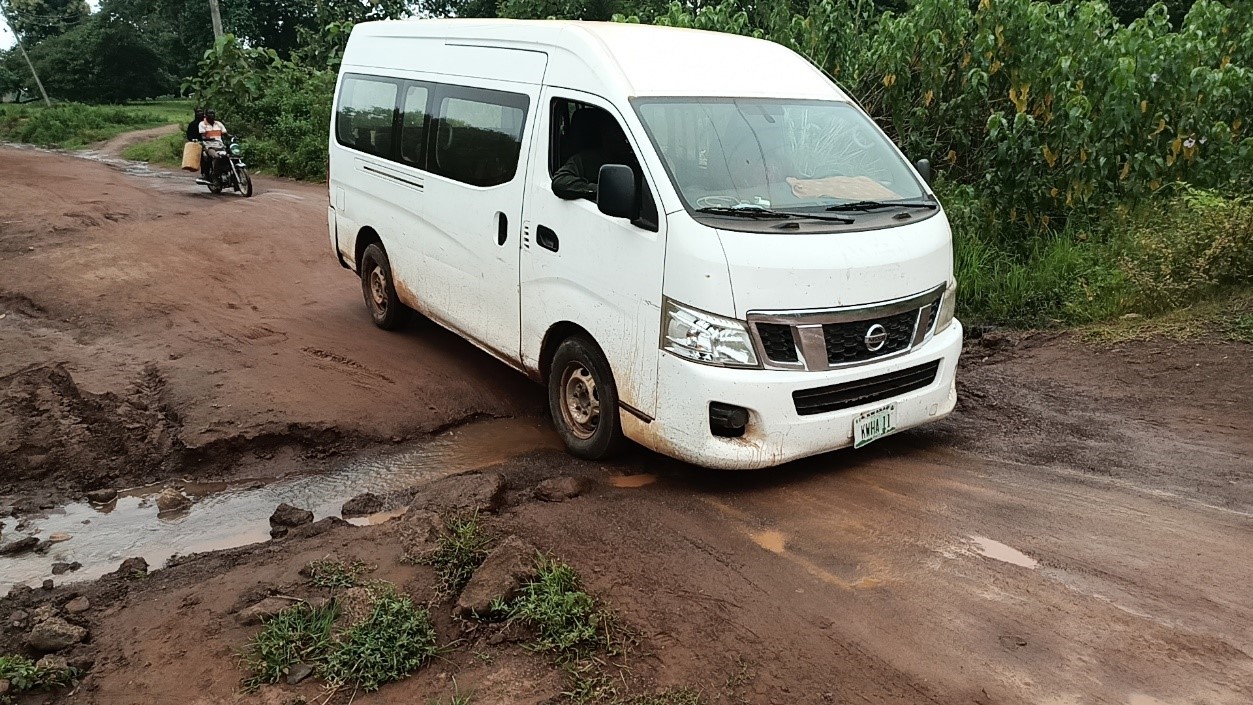 Vehicle navigating through a bad spot in Gwanara