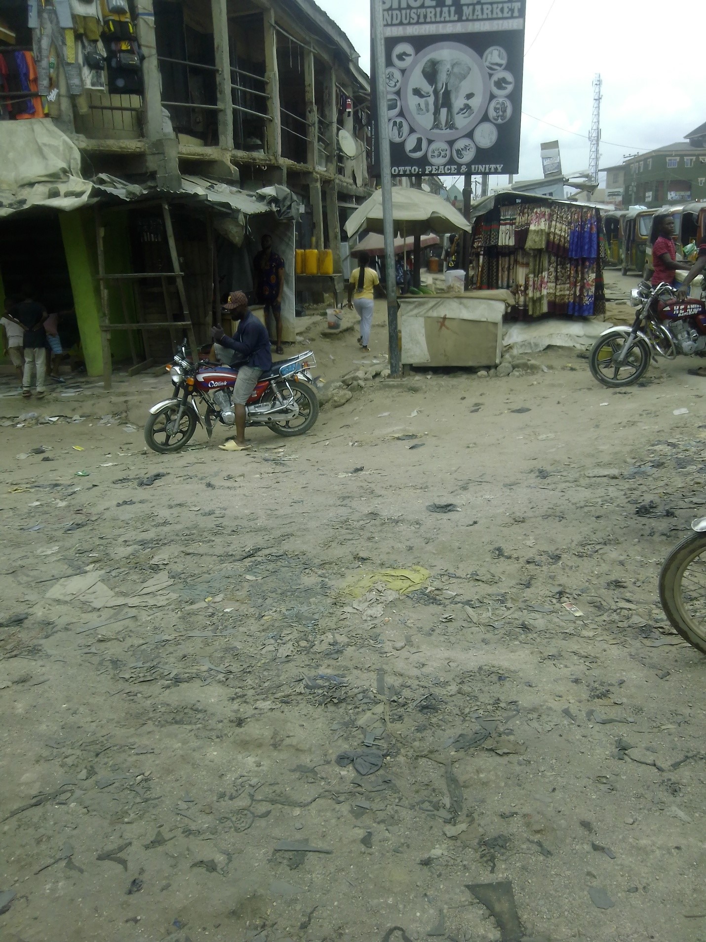 Some shop owners were seen hanging around a shoe cluster/Powerline in Aba