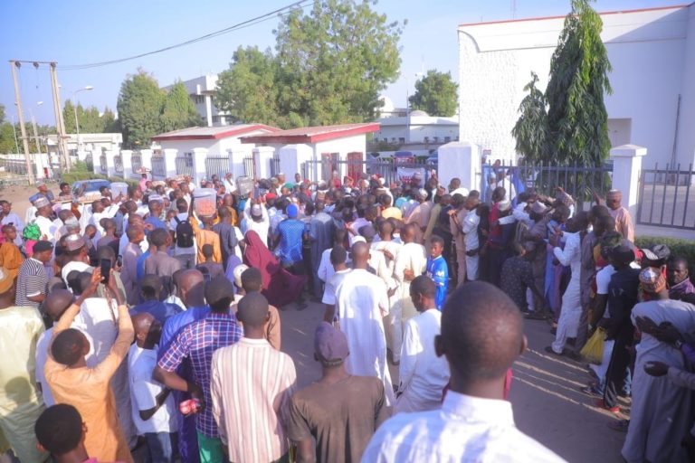 Nigerians go nude, fight in banks in protest against new notes scarcity