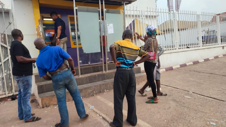 Enugu: Empty ATMs, long queues frustrate Nigerians