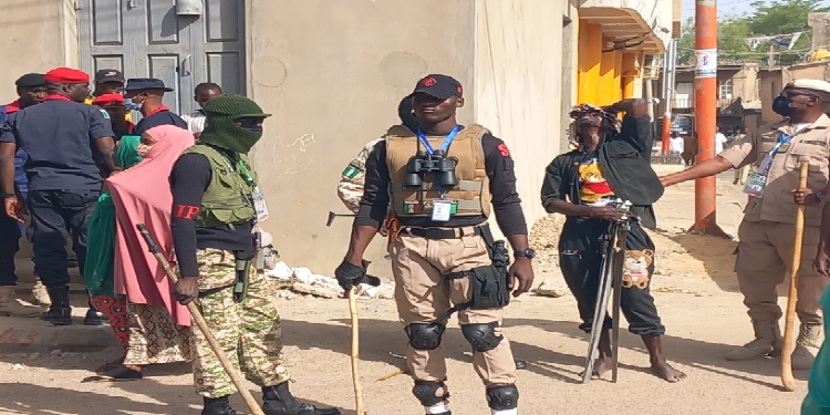 Security operatives arrest a political thug in Kano