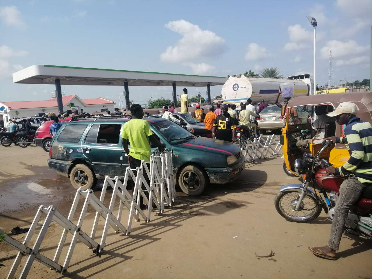 Motorists at an NNPCLtd retail outlet in Dei-Dei, a suburb of the Federal Capital Territory, struggling to buy petrol