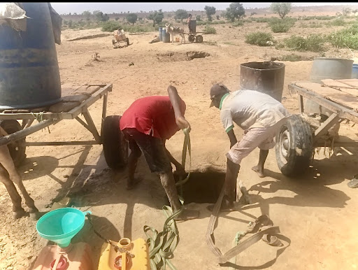Local residents digging land for water at Kyadawa Village. Credit: Abdulwaheed Sofiullahi
