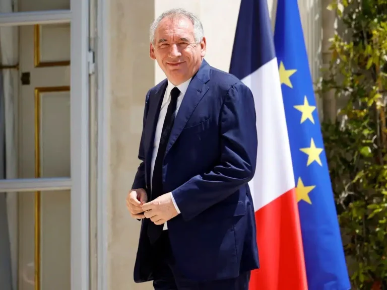 France PM loses vote of confidence, set to resign on Tuesday