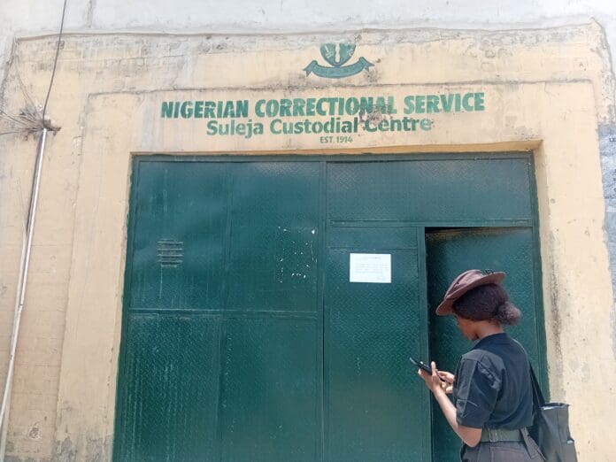 A female NCoS officer standing at the entrance gate of the Suleja Correctional Centre. Photo: Nanji Nandang/The ICIR